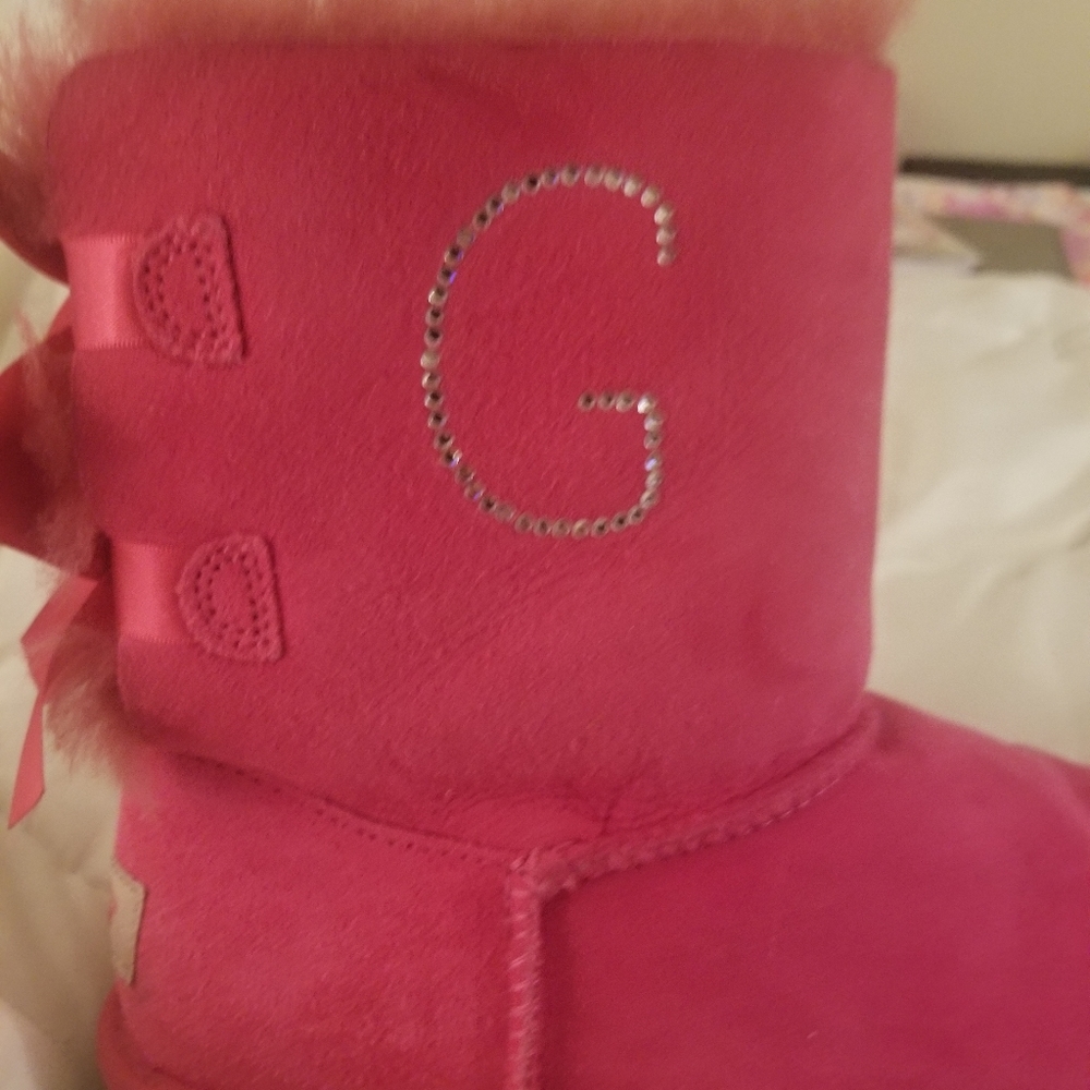Double Bow Hot Pink kids  UGGs customized with mermaid and G initial. Size 5 - Picture 6 of 8